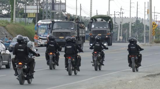 Policías patrullan los exteriores de la Penitenciaría del Litoral.