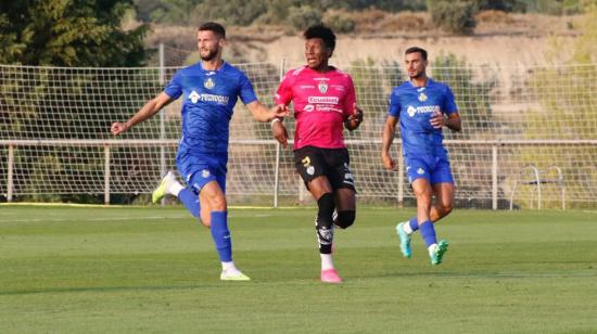 Kevin Rodríguez disputa una pelota en el partido de IDV ante Getafe, el 22 de julio de 2023. 