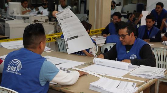 Personal del IGM trabaja en los documentos electorales, este 20 de agosto de 2023.