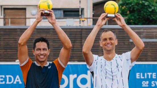 Gonzalo Escobar y Aleksandr Nedovyesov festejan el título en el ATP 250 de Bastad, el 23 de julio de 2023. 