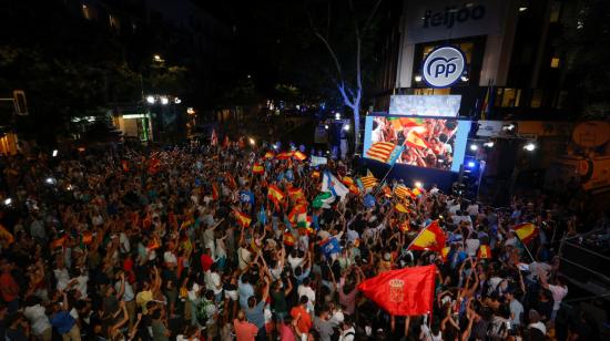 Simpatizantes del PP en la sede de los populares en Madrid, tras conocerse los resultados en las elecciones celebradas el 23 de julio de 2023.