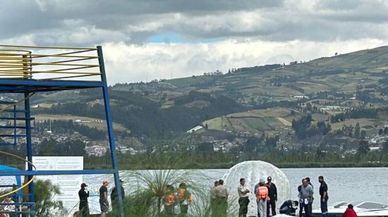 Personal trabaja en el rescate de las personas que se encontraban en una embarcación en el Lago San Pablo, el 23 de julio de 2023.