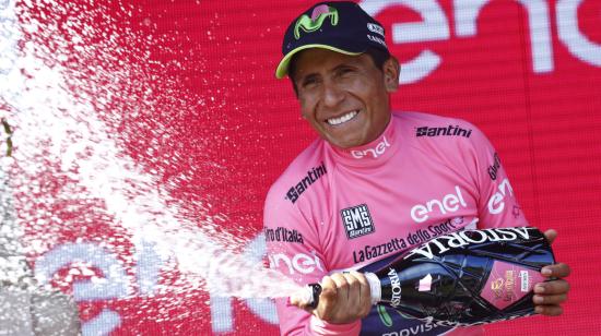 Nairo Quintana festeja su maglia rosa en el Giro de Italia, el 26 de mayo de 2017. 