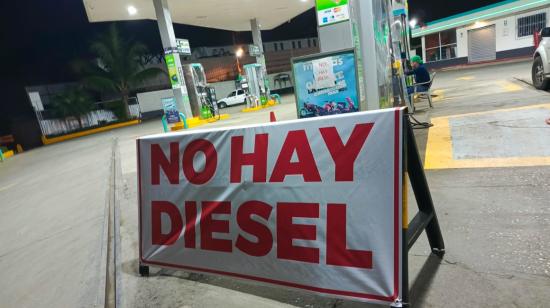 Una gasolinera en Manta exhibe un cartel anunciando falta de diésel. Gasolineros denuncian problemas por fijación de cupos por parte del Gobierno. Foto del 24 de julio de 2023.