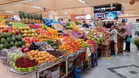 Venta de frutas y hortalizas en el Mercado Iñaquito, en Quito, 7 de julio de 2023. 