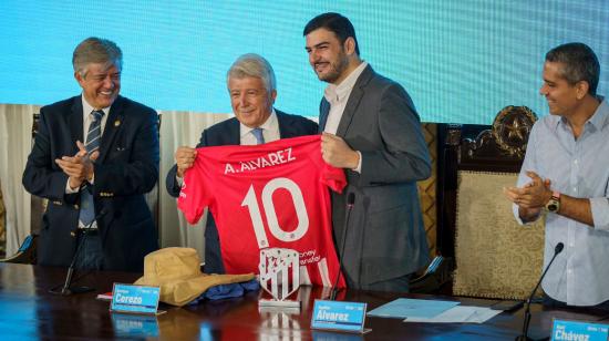 Enrique Cerezo, presidente del Atlético Madrid, junto a Aquiles Alvarez, alcalde de Guayaquil, el 24 de julio de 2023. 