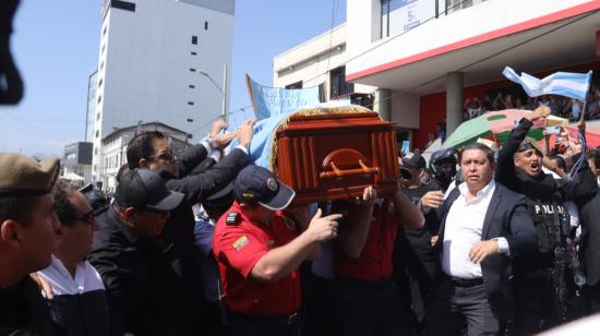 Una capilla ardiente se levantó al pie del edificio municipal de Manta, dónde el féretro de Agustín Intriago permaneció unas horas antes de trasladarlo hacia el coliseo y luego al cementerio, el 24 de julio de 2023.