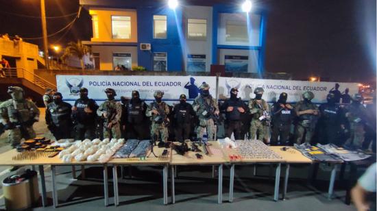 Policías y militares junto a las evidencias incautadas en Durán, tras un operativo del estado de excepción, el 25 de julio de 2023. 