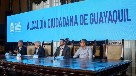 Imagen referencial. El alcalde de Guayaquil, Aquiles Alvarez, y otras autoridades de la ciudad, en un evento del 24 de julio de 2023. 