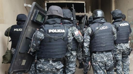 Miembros especializados de la Policía tratan de ingresar a la Penitenciaría del Litoral, en Guayaquil, el 23 de julio de 2023. 