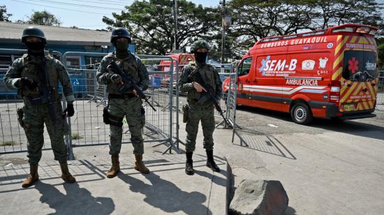 Tres militares en los exteriores de la Penitenciaría del Litoral, en Guayaquil, el 25 de julio de 2023. 