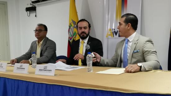 Patricio Maldonado (centro), presidente de la Asociación de Municipalidades Ecuatorianas (AME), en una rueda de prensa en Guayaquil.