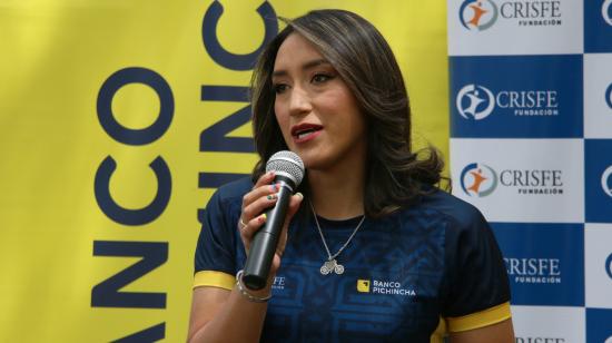 La ciclista ecuatoriana, Miryam Núñez, durante la rueda de prensa del martes 25 de julio de 2023.