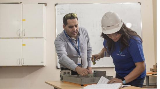 Una estudiante de una carrera de formación dual recibe clases en una empresa de Cuenca.