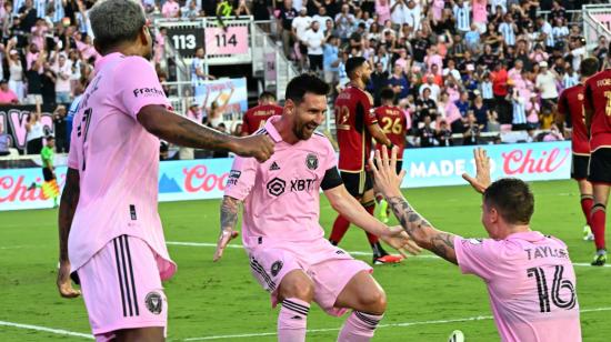 Lionel Messi festeja con sus compañereos del Inter Miami uno de sus goles ante Atlanta United, el 25 de julio de 2023.