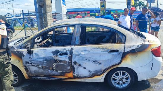 Delincuentes quemaron un vehículo que había sido robado la mañana del 25 de julio de 2023, en la vía a Daule, al norte de Guayaquil.