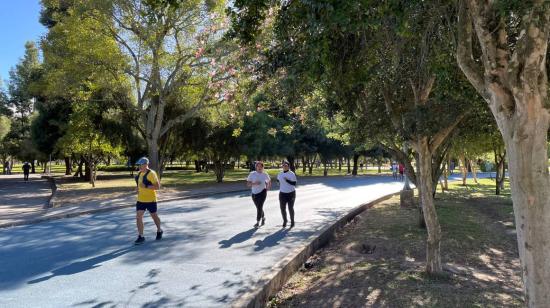 Personas hacen deporte en el parque La Carolina, en Quito, el 20 de julio de 2023. 