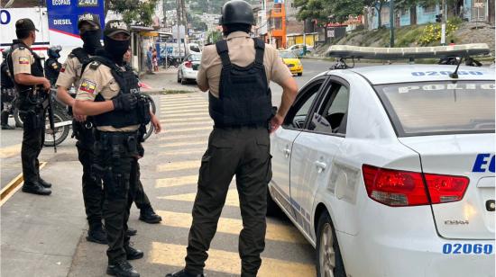 Policías resguardan una estación de servicio de gasolina en Esmeraldas, tras los hechos violentos en el cantón, el 25 de julio de 2023. 