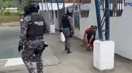 Operativos de agentes policiales en el sector de La Guacharaca, en Esmeraldas, el 25 de julio de 2023. 