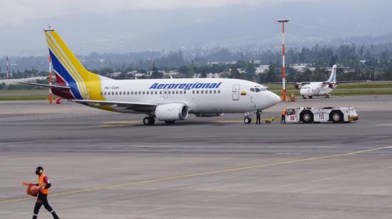Un avión de Aeroregional en el aeropuerto de Quito. 