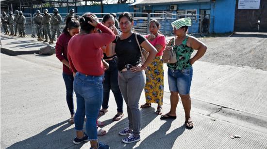 Familiares de los internos de la Penitenciaria del Litoral, en los exteriores de la cárcel, el 25 de julio de 2023. 