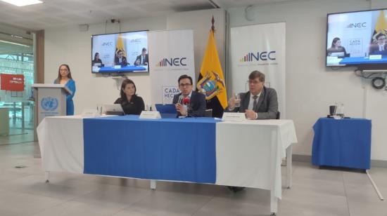 El director del INEC, Roberto Castillo (centro), durante una rueda de prensa en Quito, el 26 de julio de 2023. 