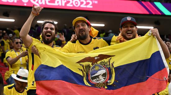 Tres hinchas alientan a Ecuador en el Mundial de Qatar, el 20 de noviembre de 2022.