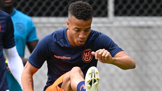 Byron Castillo, durante un entrenamiento con la Selección de Ecuador, en Quito, el 25 de octubre de 2022.