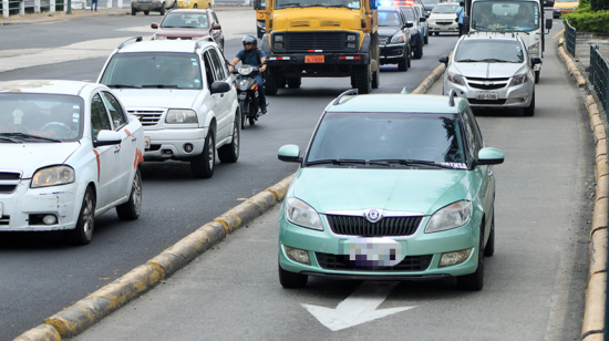 La invasión del carril de la Metrovía es una de las multas de tránsito que se reducirán en Guayaquil: pasará de USD 225 a USD 112.