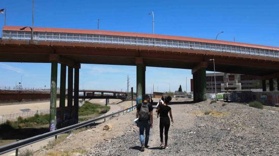 Dos migrantes venezolanos caminan en las cercanías del puente Internacional Paso del Norte. México, 24 de julio de 2023