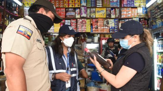 Imagen referencial de un operativo de control de la Policía y otras entidades del Gobierno en el Mercado Iñaquito, en Quito. Foto de diciembre de 2022. 