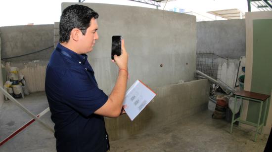 Imagen referencial. Un trabajador municipal realizando la inspección de una vivienda en Guayaquil.