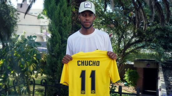 Fabiano Benítez, hijo del 'Chucho' posa con una camiseta del  América de México, club en el que jugó su padre.