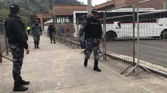 Personal de la Policía en los exteriores de la cárcel de Turi, en Cuenca. 