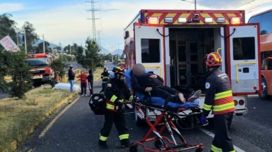 Una mujer es atendida por el Cuerpo de Bomberos de Quito, tras sufrir un accidente de tránsito, el 23 de julio de 2023.