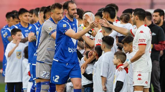 Diego Godín de Vélez Sarsfield saluda a los jugadores de  Huracán en su despedida como profesional, el domingo 30 de julio de 2023.