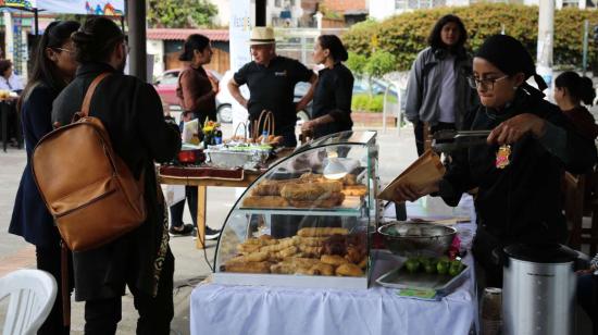 Imagen referencial de una feria de emprendedores en Cuenca, junio de 2023.