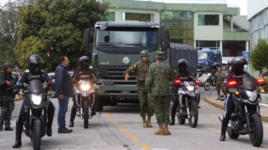 Personal de las FF.AA. traslada el material electoral a la empresa integradora, este 20 de julio de 2023.