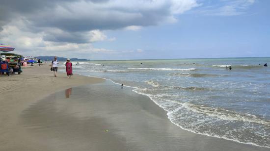 Dos turistas caminan por la playa de Tonsupa, en Esmeraldas. 28 de julio de 2023