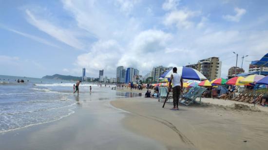 Actividad comercial en la playa de Tonsupa, en Esmeraldas. 28 de julio de 2023