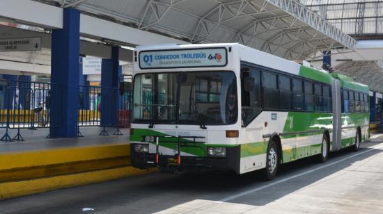 Una unidad del Trole en la parada el Recreo en julio de 2023.