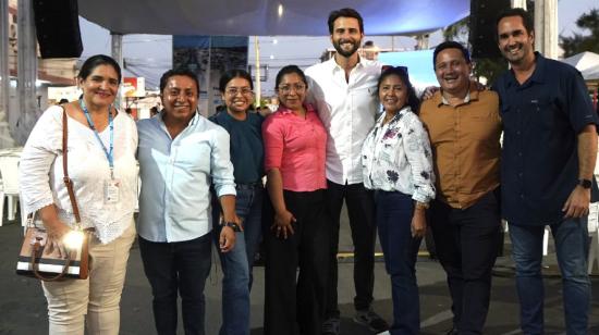 Niels Olsen, ministro de Turismo de Ecuador (al centro), en un evento en Montañita, el 12 de julio de 2023.