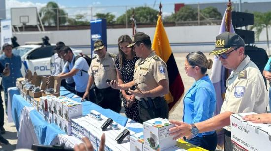 El Municipio de Manta entregó a la Policía cámaras de vigilancia y radios de comunicación entre otros equipos, este 29 de julio de 2023. 