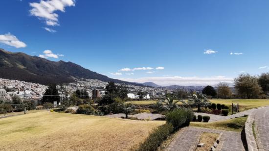 El cielo despejado o con pocas nubes es una clara señal de que el verano llegó. La escasa presencia de lluvias también corresponde a la época veraniega, que se mezcla con fuertes vientos.