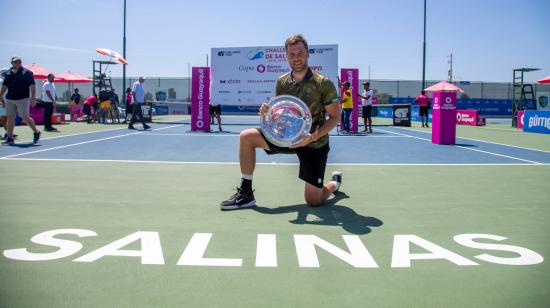 El ucraniano Illya Marchenko con su trofeo de campeón del Challenger de Salinas, el 29 de julio de 2023.