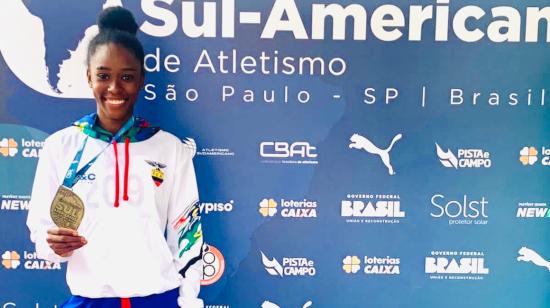 Nicole Caicedo, con su medalla de oro del Sudamericano de Atletismo, en Brasil, el 30 de julio de 2023.