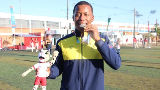 Jeremy Peralta, con su medalla de plata de los Suramericanos de Asunción, el 12 de octubre de 2022.