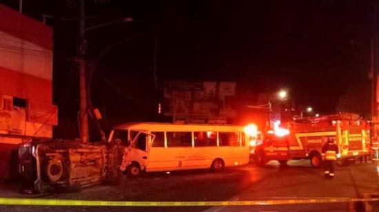 Una camioneta y un microbús colisionaron en el sur de Quito, la madrugada del lunes 31 de julio de 2023.