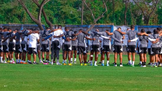 El primer equipo de Emelec se abraza durante un entrenamiento, en el Polideportivo Los Samanes, el 26 de julio de 2023.