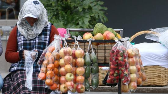 Una mujer vende frutas en una calle de Quito. Foto del 25 de julio de 2023.